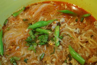 Tay baharatlı Tom Yum noodle domuz eti ile 