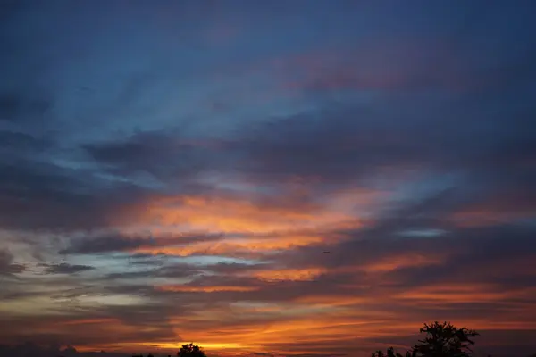 Облако на закате — стоковое фото