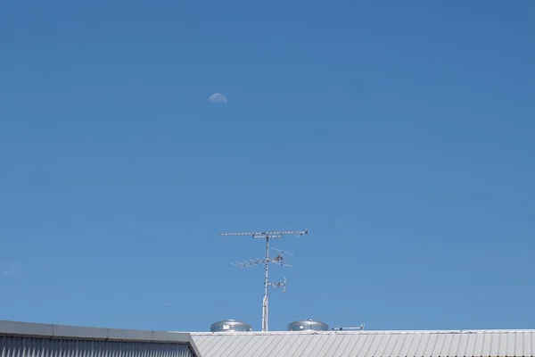 电视天线与月亮在天时间 — 图库照片