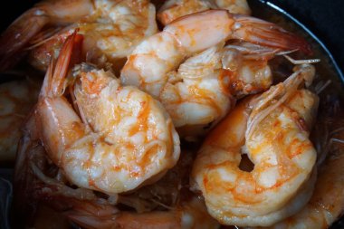 Kızarmış karides sarımsak ve biber ile