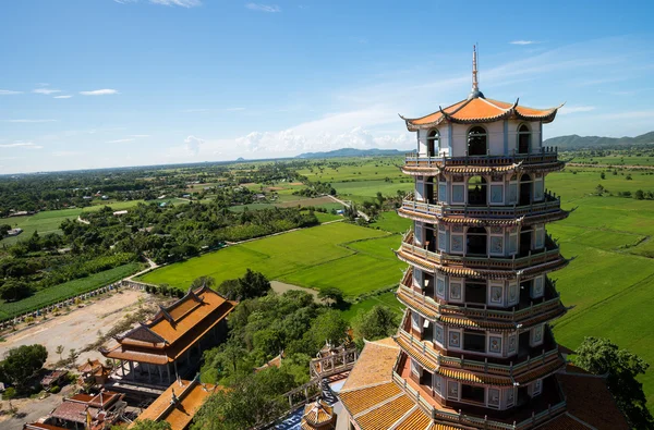 Pagoda de estilo chino Kanchanaburi. en el templo en Tailandia . —  Fotos de Stock