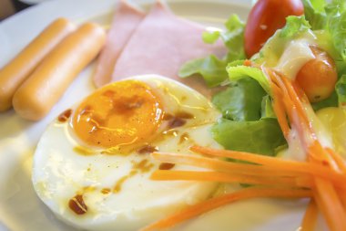 Yumurta ile masaya Servis Kahvaltı