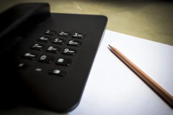 Telefon und Papier — Stockfoto