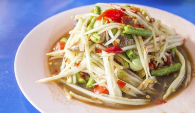 Papaya salatası tuzlu yengeç ve fermente balık