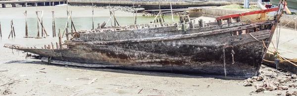 Old shipwreck on the coast — Stock Photo, Image