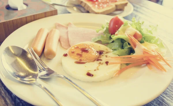 Sarapan dengan telur di atas meja — Stok Foto