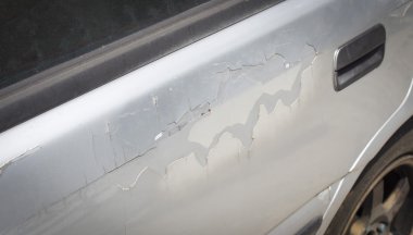 Eski bir araba arka plan üzerinde kırık ve peeling boya