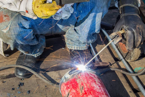 Worker job with pulley sling — Stock Photo, Image