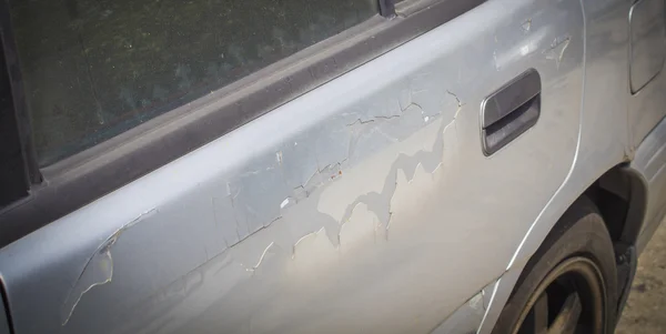 Spruckna och peeling färg på en gammal bil-bakgrund — Stockfoto