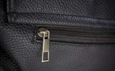 siyah deri çanta fermuar yakın çekim