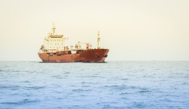 kargo gemisi limanda.