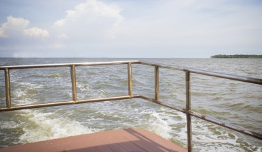 Dalga, beyaz arka plan su akan kauçuk ahose su için su üzerinden köpük.