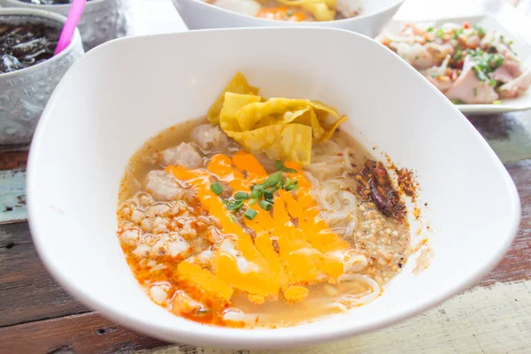 Thais eten rijst vermicelli en pittige soep noodle Tom Yum soep — Stockfoto