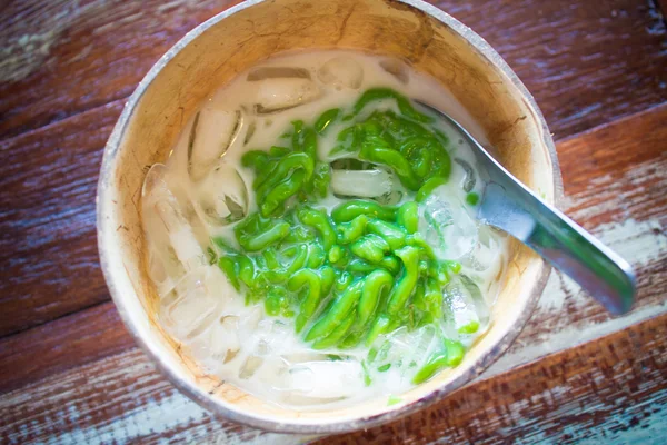 Thais eten rijst vermicelli en pittige soep noodle Tom Yum soep — Stockfoto