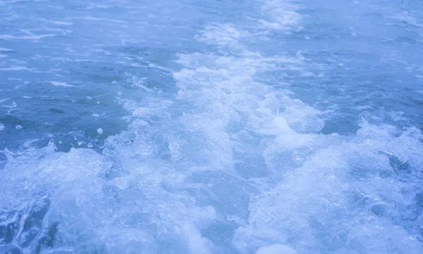 Barco corriendo por el río —  Fotos de Stock