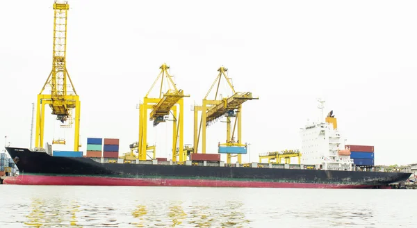 Frachtschiff im Hafen — Stockfoto