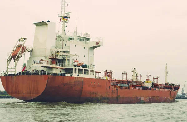 Grote oude schip boog close-up, Image bewegingsonscherpte — Stockfoto