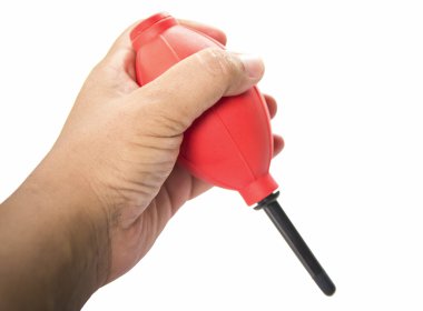 El kırmızı lastik üfleyici pompa toz temizleyici kamera için beyaz arka plan üzerinde olduğunu