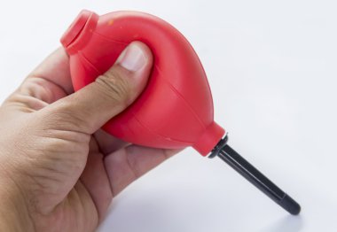 El kırmızı lastik üfleyici pompa toz temizleyici kamera için beyaz arka plan üzerinde olduğunu