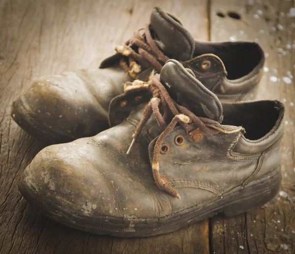 Старая защитная обувь — стоковое фото