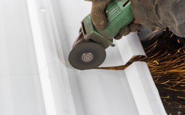 Metal sac üzerinde taşlama 