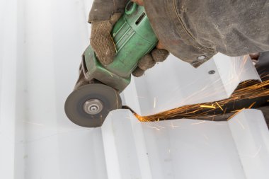 Metal sac üzerinde taşlama 