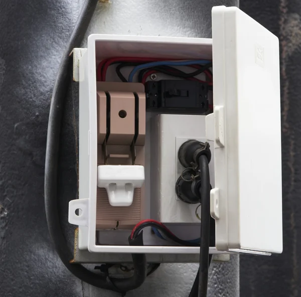 Interruptor con cables en el poste de electricidad — Foto de Stock