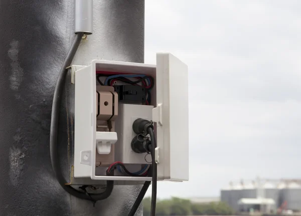 Przełącznik z drutów na post energii elektrycznej — Zdjęcie stockowe