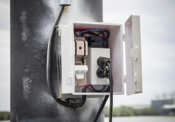 Interruptor con cables en el poste de electricidad — Foto de Stock