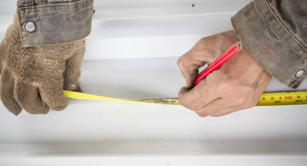 Plank met behulp van potlood en meten — Stockfoto