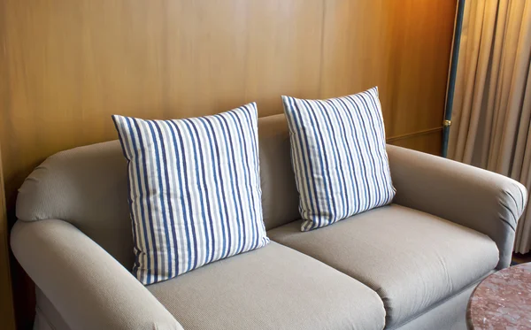 A nappaliban a kanapén párnák — Stock Fotó
