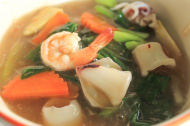 Yakın çekim: Çince ve Tay tarzı yiyecek. Tay dilinde çağrısıdır