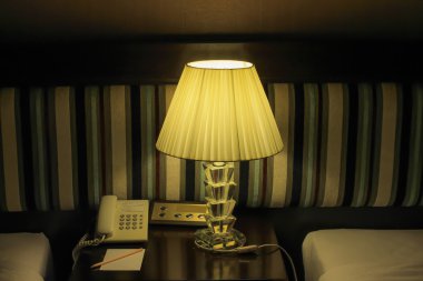 Yatak odasında lamba 