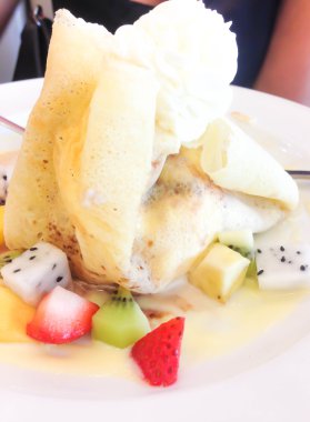 Tatlı meyve salatası dondurma ile bu