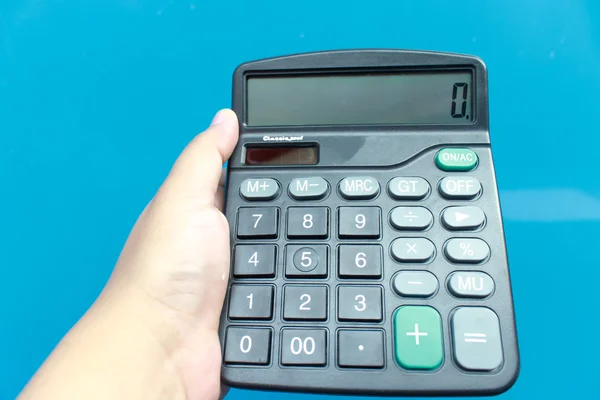 Las manos de la mujer con una calculadora — Foto de Stock