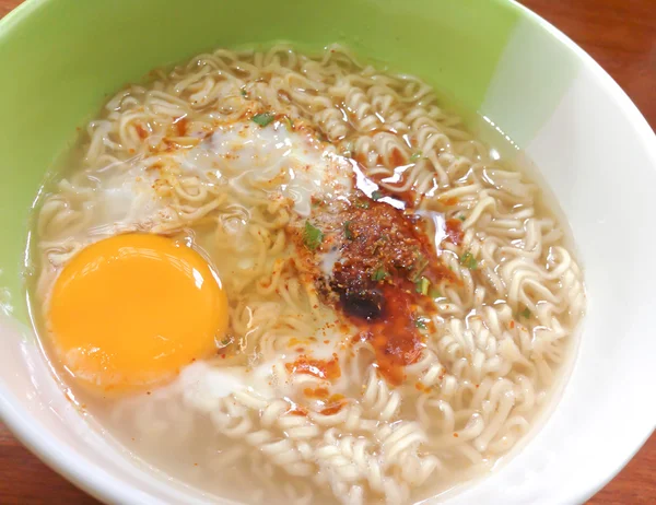 Instant noodle with raw egg — Stock Photo, Image