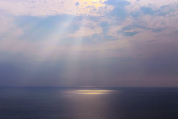 Paisagem marítima com luz o céu nublado — Fotografia de Stock