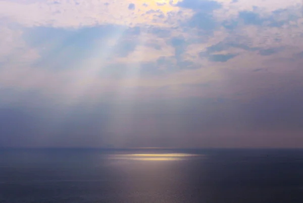 Paisaje marino con luz el cielo nublado —  Fotos de Stock