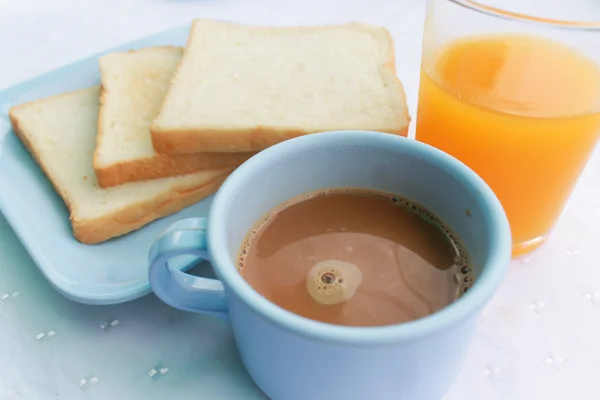 Desayuno con café y tostadas y zumo de naranja —  Fotos de Stock