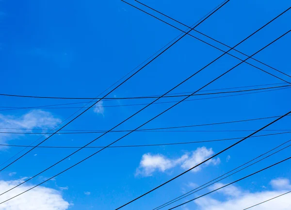 Elektrické vedení na modré obloze — Stock fotografie