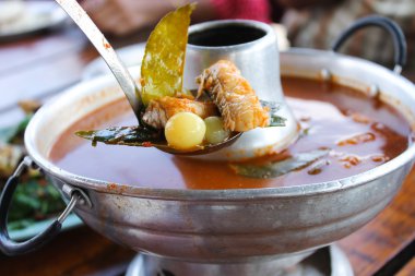 Sıcak ve ekşi çorba.