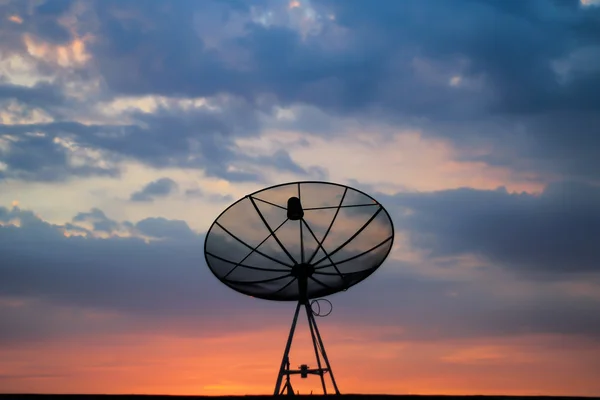 Satélite plato fondo cielo puesta del sol — Foto de Stock