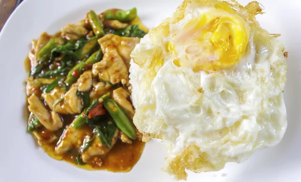 Thai spicy food, stir fried chicken with basil on rice. — Stock Photo, Image