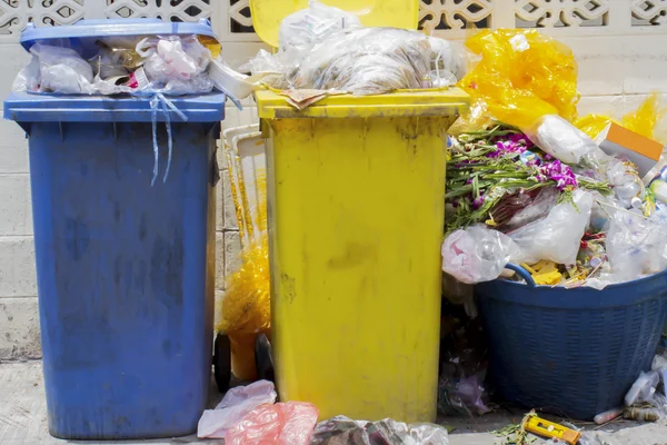 Overfilled trash dumpster — Stock Photo, Image