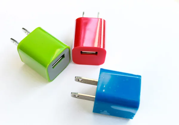 Carregador plug cor vermelho e verde e azul no fundo branco — Fotografia de Stock