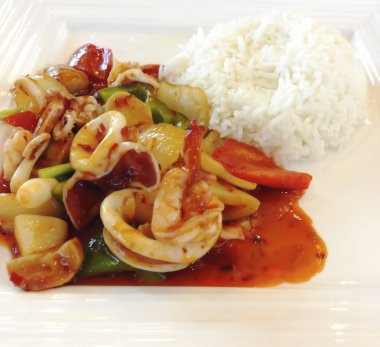 Tay gıda: baharatlı kalamar ile chilies kızarmış