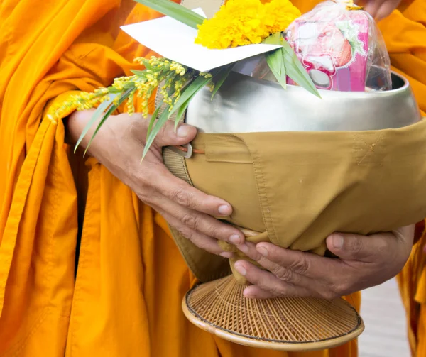 Att ge allmosor till munkar ta emot allmosor — Stockfoto