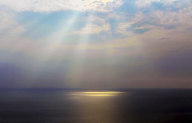 Deniz manzara ışık bulutlu gökyüzü ile