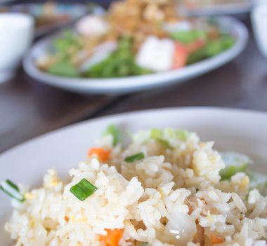 Beyaz yemek üzerine tereyağı ile kızarmış pilav