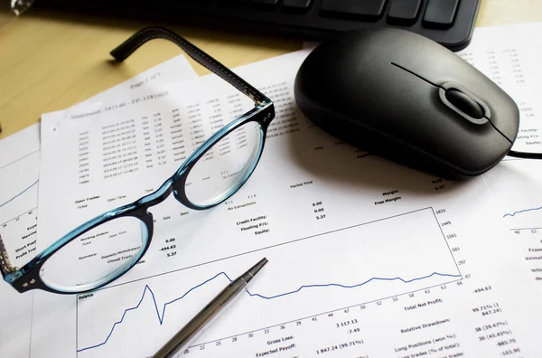 Gafas, papel financiero y pluma — Foto de Stock